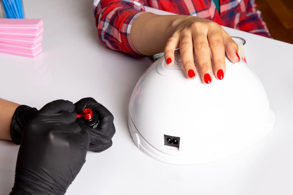 I migliori accessori per la manicure casalinga: focus su lampada UV e forbicine